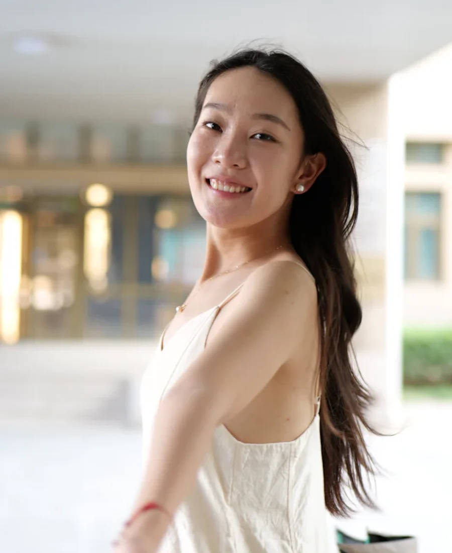 Portrait representing Ploy, a woman in her mid twenties.