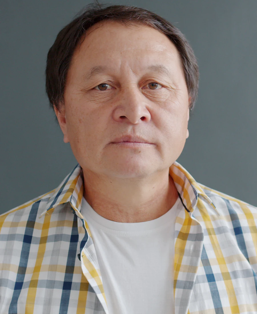 Portrait representing Wit, a father in his mid fifties.